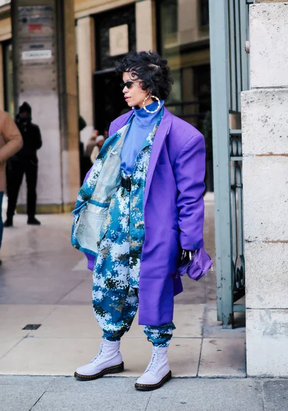在法国巴黎的巴黎时装周 2016 时尚的行人在街头散步 — 图库照片