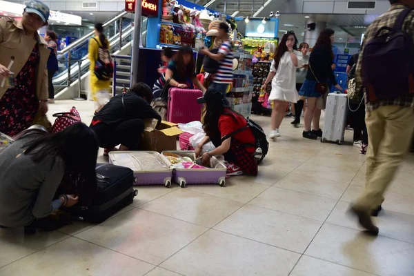 Chinesische Touristen Packen Das Gepäck Einer Abflughalle Des Internationalen Flughafens — Stockfoto