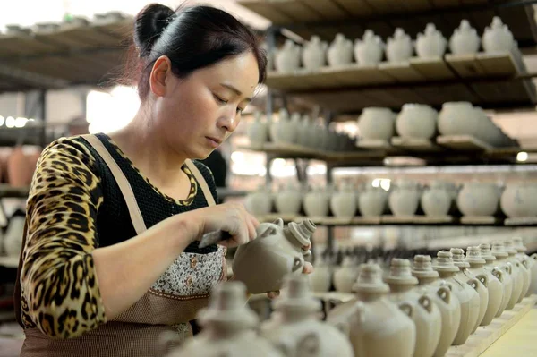 Ein Chinesischer Arbeiter Stellt Einer Fabrik Wuwei Der Nordwestchinesischen Provinz — Stockfoto