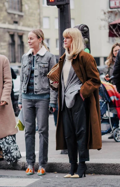 トレンディな歩行通りにパリ フランスでパリのファッション週間秋 2018 — ストック写真