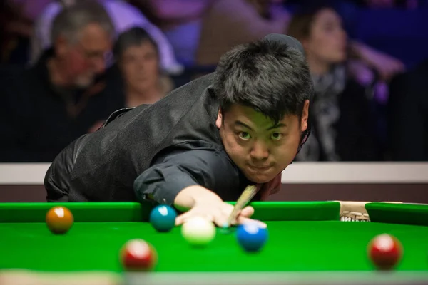 Liang Wenbo Kina Spelar Ett Skott Till Alfie Bördan England — Stockfoto