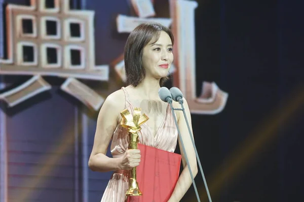 Chinese Actress Tong Liya Poses Trophy Speaks Media Focus Unit — ストック写真