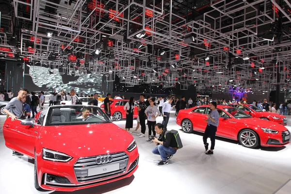 Pessoas Visitam Stand Audi Durante Xvii Exposição Internacional Indústria Automóvel — Fotografia de Stock