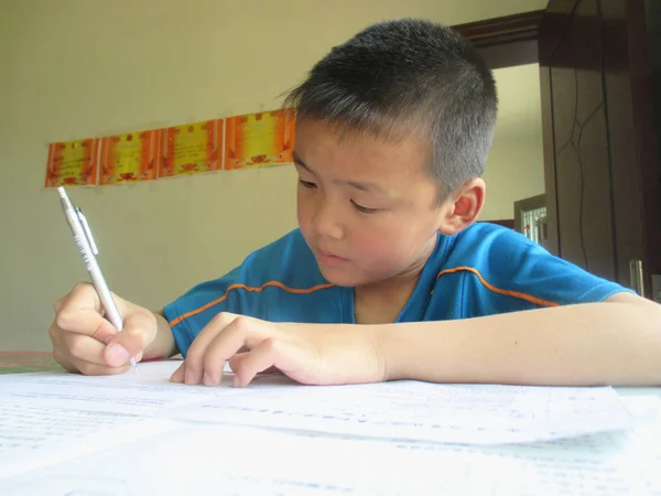 Estudante Chinês Faz Seus Trabalhos Casa Casa Condado Yuexi Cidade — Fotografia de Stock