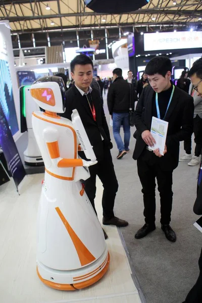 Los Visitantes Observan Robots Durante Appliance Electronics World Expo 2018 — Foto de Stock