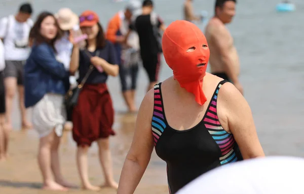Μια Κινεζική Beachgoer Φορώντας Ένα Facekini Απεικονίζεται Ένα Παραλιακό Θέρετρο — Φωτογραφία Αρχείου
