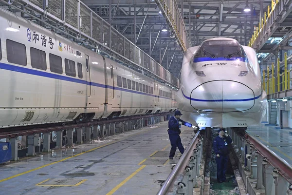 Trabajadores Chinos Revisan Tren Bala Crh China Railway High Speed —  Fotos de Stock