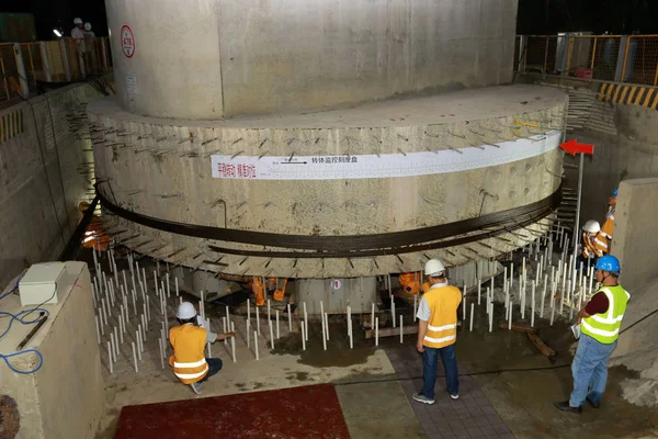 中国人労働者は建設現場で働き 500トンの重さの桁橋を反時計回りに 漢方山江湖鉄道の上を反時計回りに回転させ 湾州高速鉄道の湖北区で高速道路のフライオーバーを形成する — ストック写真