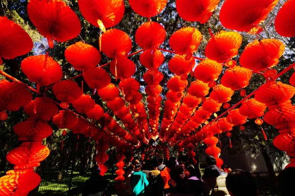 Touristen Drängen Sich Ditan Park Einer Tempelmesse Während Des Chinesischen — Stockfoto