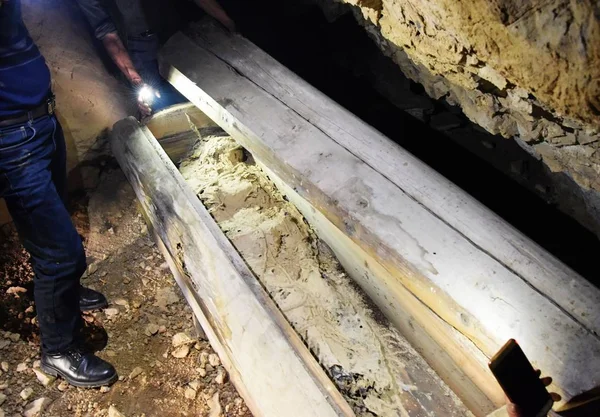 地元住民は 南陽寺村の崖の洞窟の中で見つかった吊り棺や空の墓地を見て 陽陽ツジアとミャオ自治郡 2018年3月4日 — ストック写真