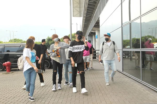 Membros Grupo Masculino Sul Coreano Wanna One Chegam Aeroporto Internacional — Fotografia de Stock
