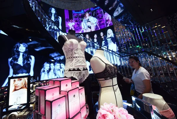 Una Cliente Cinese Sta Facendo Shopping Negozio Lingerie Victoria Secret — Foto Stock
