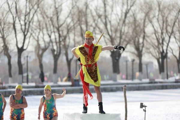 Een Chinese Winter Zwem Liefhebber Gekleed Het Kostuum Van Monkey — Stockfoto