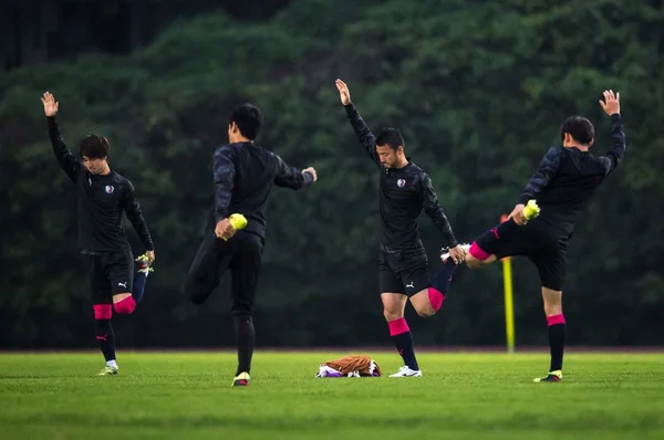 Игроки Японского Сересо Осака Принимают Участие Тренировочной Сессии Перед Матчем — стоковое фото