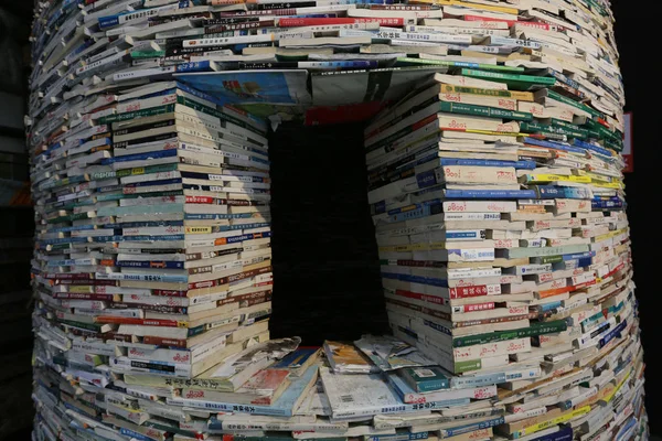 Veduta Una Gigantesca Torre Del Libro Alta Metri Parco Industriale — Foto Stock