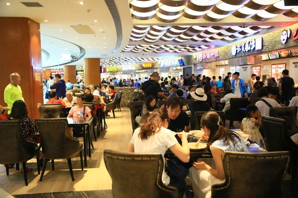 Clientes Chineses Comem Restaurante Maior Shopping Duty Free Mundo Sanya — Fotografia de Stock
