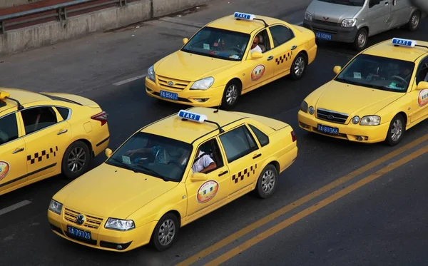 2015年1月10日 在中国东部江苏省南京市的南京长江大桥上 出租车运行 — 图库照片
