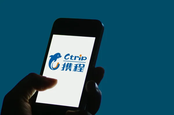 Ein chinesischer Handynutzer zeigt ein Logo des Online-Reisesuchdienstes ctrip in der Stadt ji 'nan in der ostchinesischen Provinz shandong, 7. Mai 2017 — Stockbild Ein Chinesischer Handynutzer Zeigt Ein Logo Des Online Reisesuchdienstes Ctrip — Stockfoto
