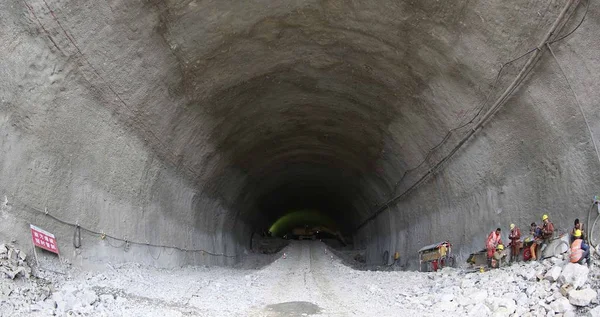 2018年3月7日 中国建筑工人在一座正在建设中的隧道中休息 腾讯在中国西南部的贵州省贵阳市建造数据中心 — 图库照片
