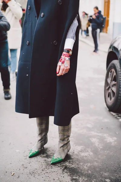 トレンディな歩行者はパリ フランスのパリのファッション週間秋 2018 中路上散歩します — ストック写真