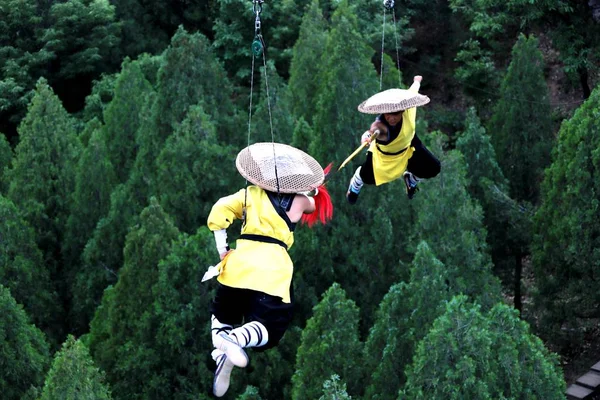 Maestros Kung Practican Artes Marciales Shaolin Kung Metros Por Encima —  Fotos de Stock