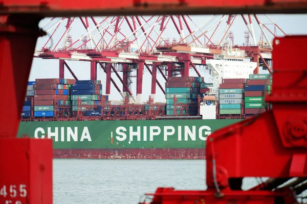 Statek Towarowy Chiny Wysyłka Ładowane Kontenerów Wysyłki Granicą Leavs Port — Zdjęcie stockowe