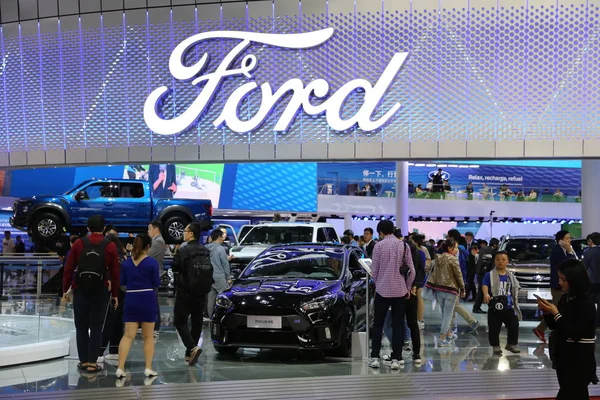 Посещение Стенда Ford Шанхайской Международной Выставке Автомобильной Промышленности Известной Auto — стоковое фото