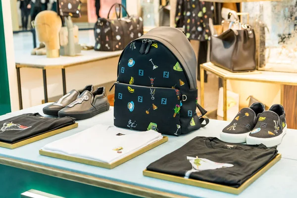 Des Articles Tendance Sont Vendre Dans Une Boutique Concept Fendi — Photo