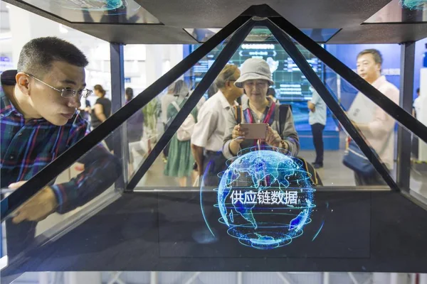 Visitors Look Holographic Laser Projection Demonstrating Big Data Stand Sinochem — Stock Photo, Image