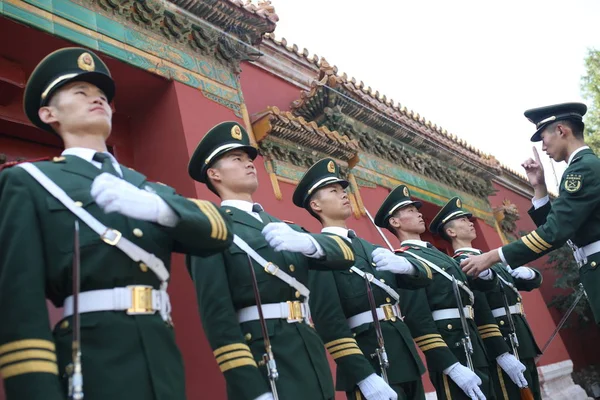 Κινεζική Παραστρατιωτικών Αστυνομικούς Της Φρουράς Εθνική Σημαία Της Κινεζικής Ένοπλης — Φωτογραφία Αρχείου