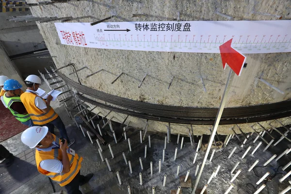 Kinesiska Arbetare Arbetar Byggarbetsplats För Att Rotera Balk Bro Som — Stockfoto