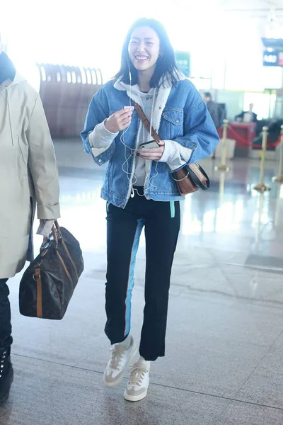 2月7日 中国名模刘文在中国北京首都国际机场合影 — 图库照片