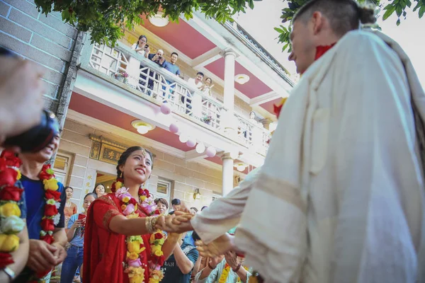 Estadounidense Pabuk Esposa China Fei Ambos Vestidos Con Ropa Boda —  Fotos de Stock