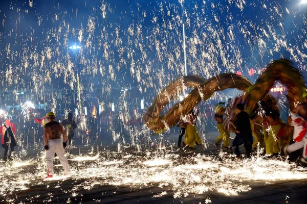 Artister Utför Dragon Dance Som Gnistor Skapad Smält Järnvatten Var — Stockfoto