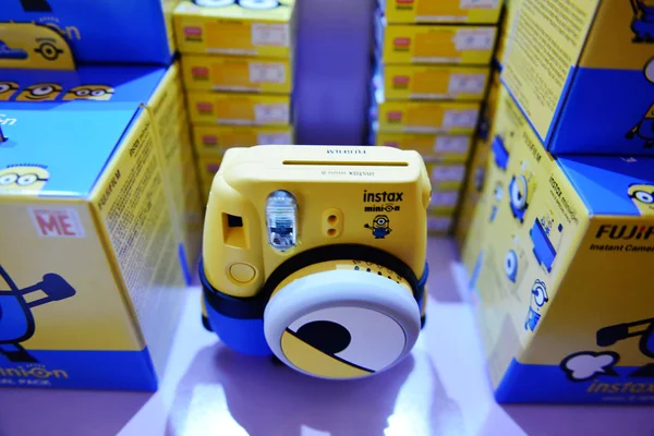 Uma Câmera Polaroid Está Exibição Loja Pop Com Tema Minion — Fotografia de Stock