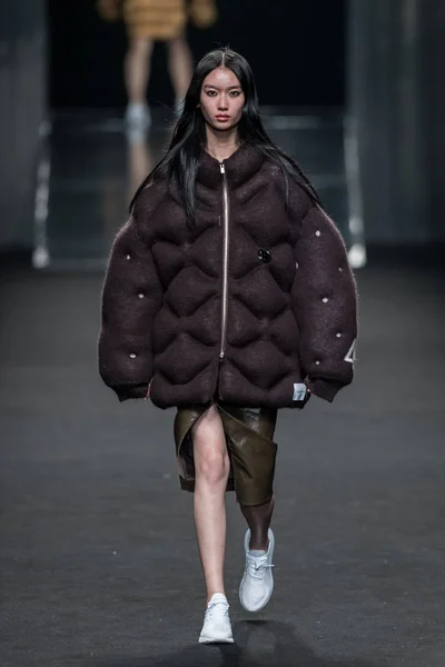 2018年3月30日 在中国上海举行的2018年上海时装周冬季展上 一位模特在 系列时装展上展示了新的作品 — 图库照片
