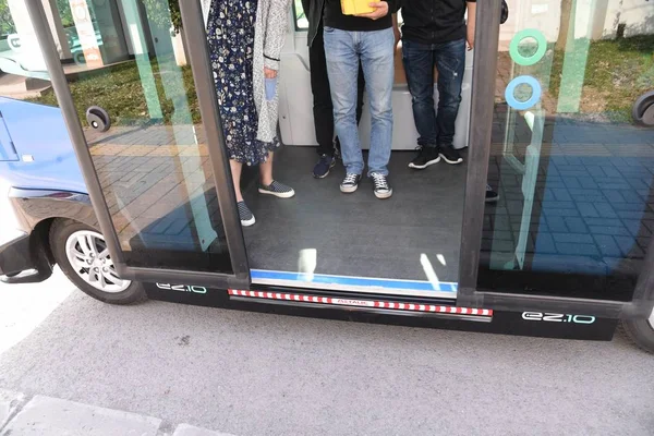 Estudiantes Universitarios Toman Primer Mini Bus Sin Conductor China Basado — Foto de Stock