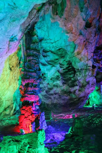 Пещера Ваньсянь Крупномасштабная Карстовая Пещера Историей 250 Миллионов Лет Освещена — стоковое фото
