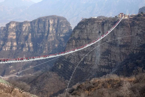 Turisti Folla Camminare Sul Ponte Vetro Più Lungo Del Mondo — Foto Stock