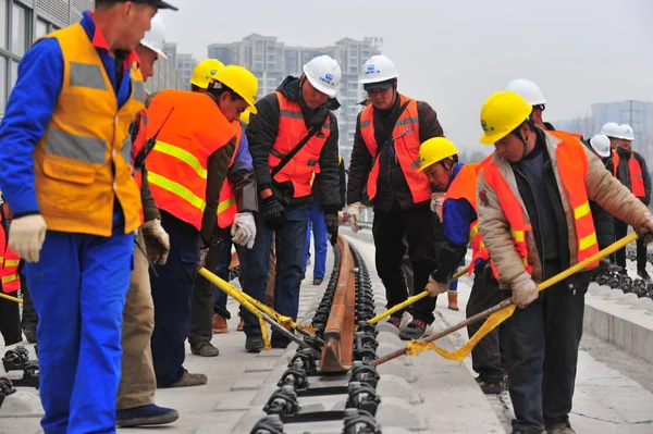 Les Travailleurs Chinois Pavent Premier Rail 500 Mètres Long Sur — Photo
