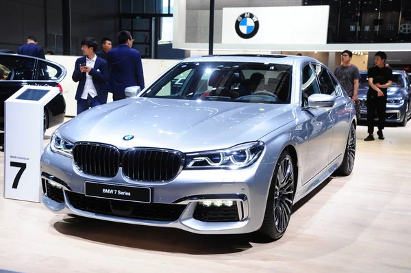 Menschen Besuchen Den Stand Von Bmw Während Der Shanghai International — Stockfoto