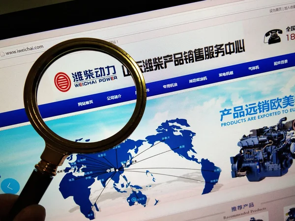 File Chinese Netizen Browses Website Weichai Group His Computer Nan — стоковое фото