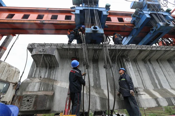 中国の労働者は 雅安の南西部にある四川 チベット鉄道の成都 雅安セクションの建設現場で ハイウェイ橋に最後の 字形の桁を設置し 4月24日2018 — ストック写真