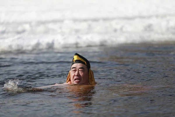 Китайський Ентузіаст Взимку Плавання Одягнений Костюм Чжу Bajie Основний Характер — стокове фото