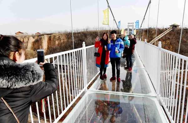 Visitors Pose Photos 138 Meter Long Glass Bridge Luoyang City — Stock Photo, Image