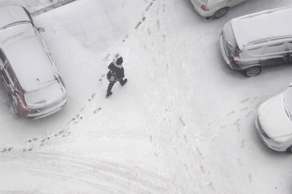 Pedestre Caminha Uma Estrada Coberta Neve Uma Forte Tempestade Neve — Fotografia de Stock