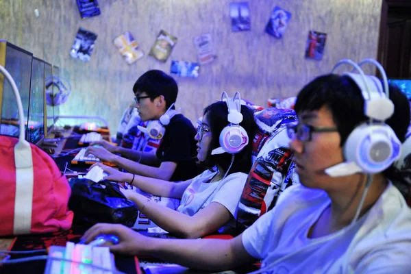 Junge Chinesische Netzbürger Spielen Online Spiele Einem Internetcafé Der Stadt — Stockfoto