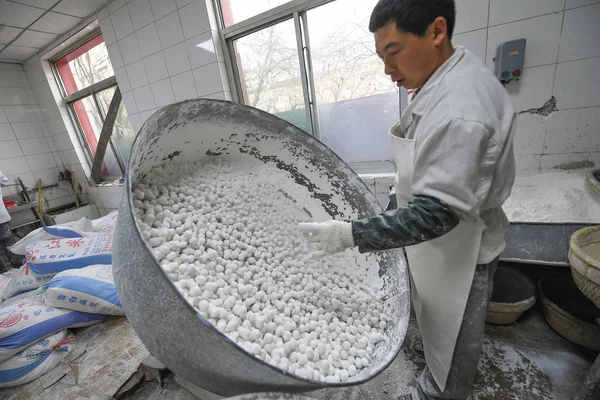 Китайский Рабочий Крутит Контейнер Обернуть Начинку Липкой Рисовой Мукой Сделать — стоковое фото