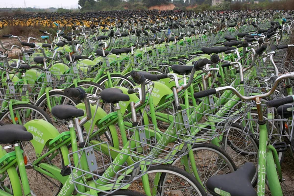 Εγκαταλελειμμένο Κοινόχρηστα Ποδήλατα Συσσωρεύονται Ένα Χώρο Στάθμευσης Στην Πόλη Nanning — Φωτογραφία Αρχείου
