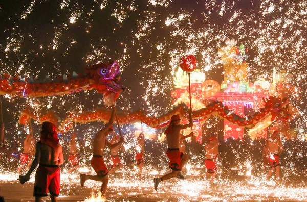 Artister Utför Dragon Dance Som Gnistor Skapad Smält Järnvatten Var — Stockfoto